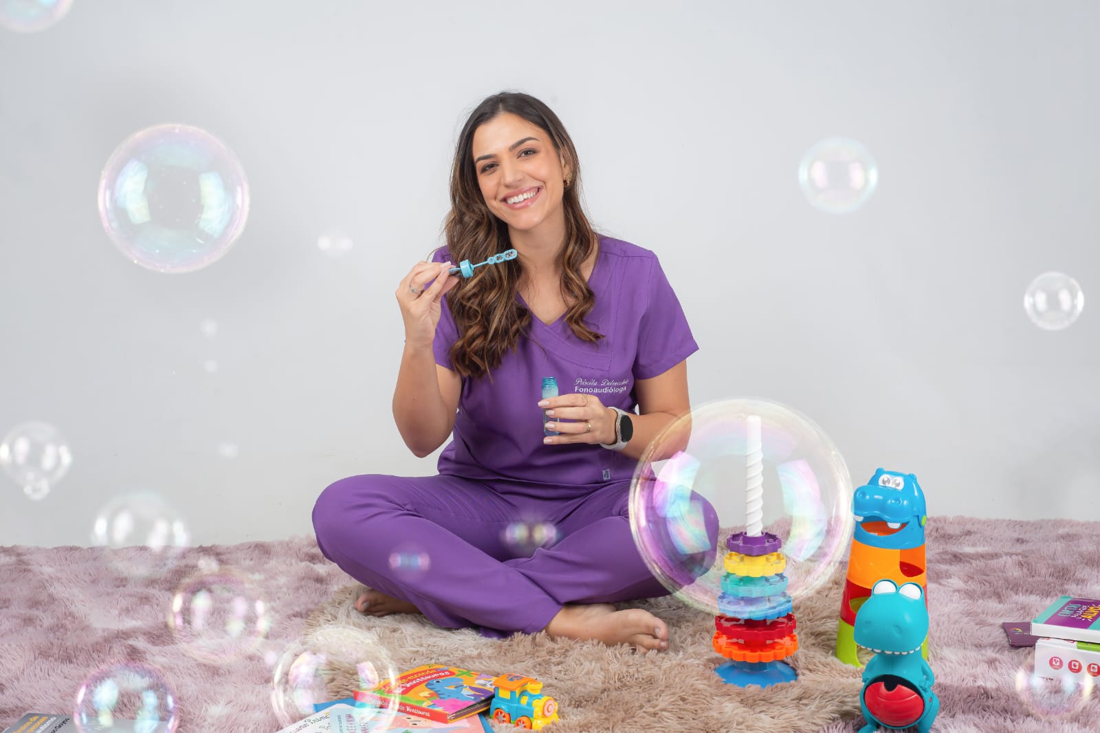 Priscila em atendimento lúdico com bolhas de sabão